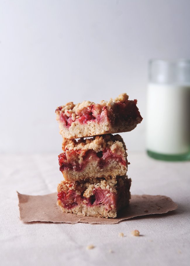 Strawberry Rhubarb Ginger Crumb Bars