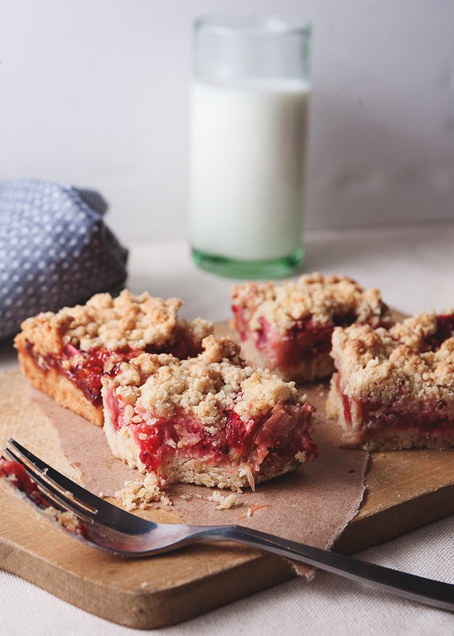 Strawberry Rhubarb Ginger Crumb Bars